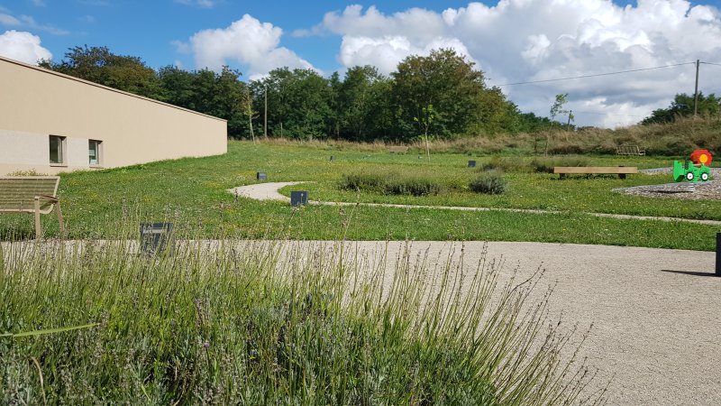 Une tonte tardive donne un aspect champêtre très agréable aux surfaces engazonnées de l'Ehpad. BRUNO GODET
